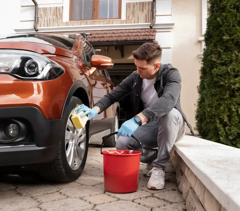Lavage auto à domicile Saint-Romain-en-Viennois : professionnel intervenant sur un véhicule